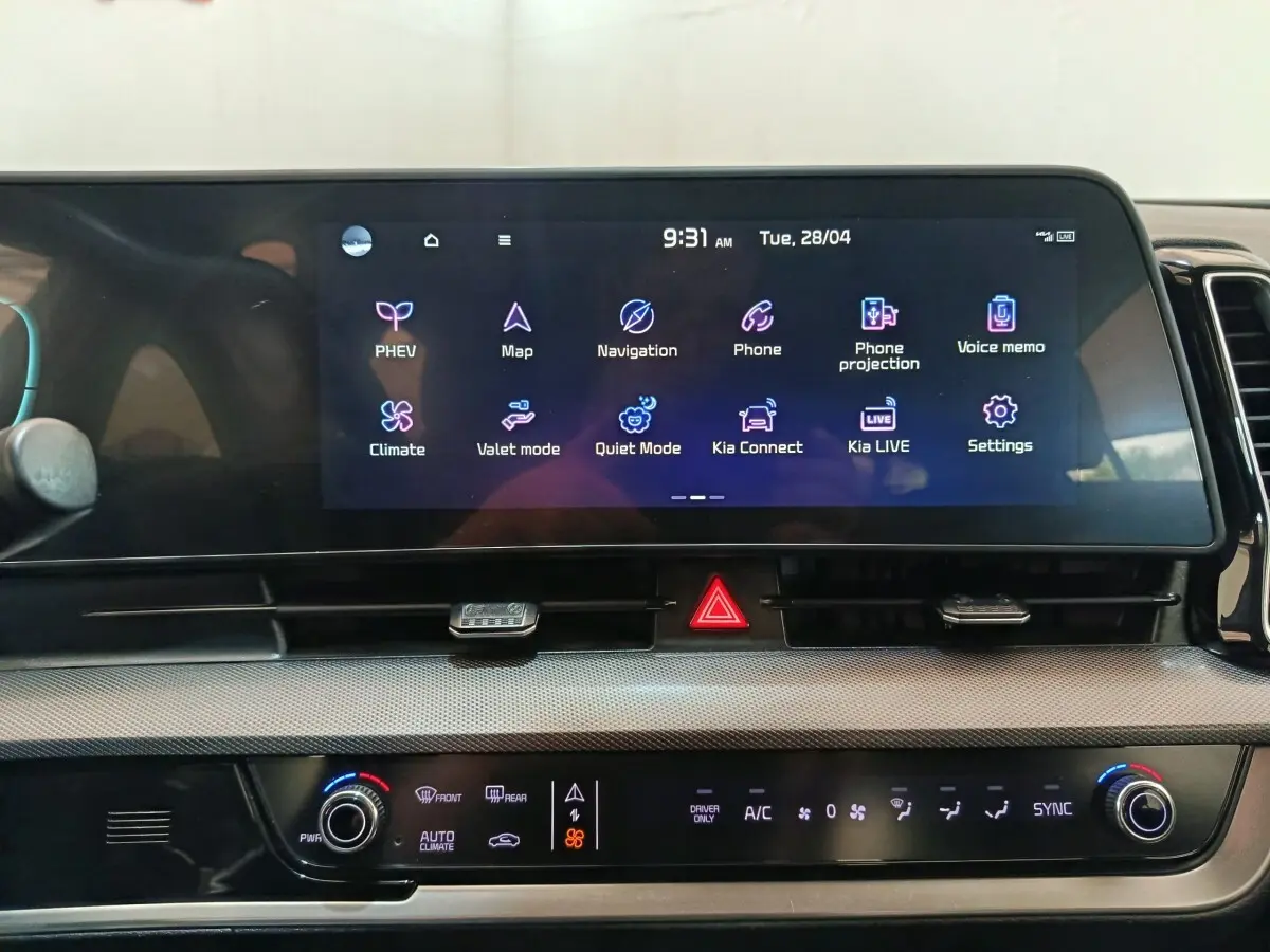 Écran tactile central du tableau de bord du Kia Sportage 2022 affichant les fonctions PHEV et navigation.