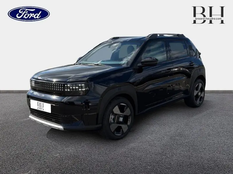 Vue 3/4 avant d'une FIAT Grande Panda 2025 noir cinéma métallisé avec jantes alu et phares LED carrés.