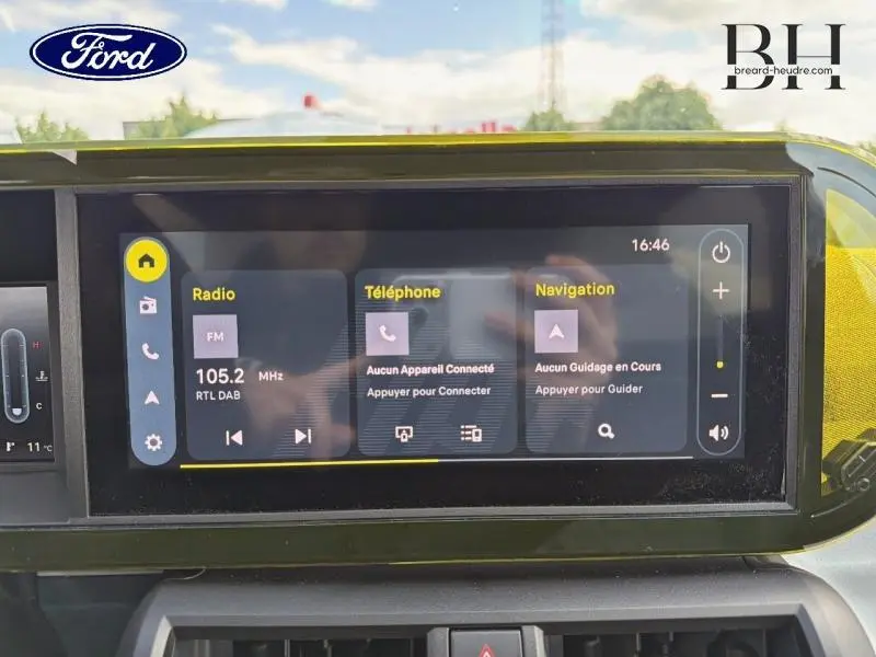 Vue avant du tableau de bord de la Fiat Grande Panda 2025 en Noir Cinema Métallisé avec écran tactile multifonction allumé.