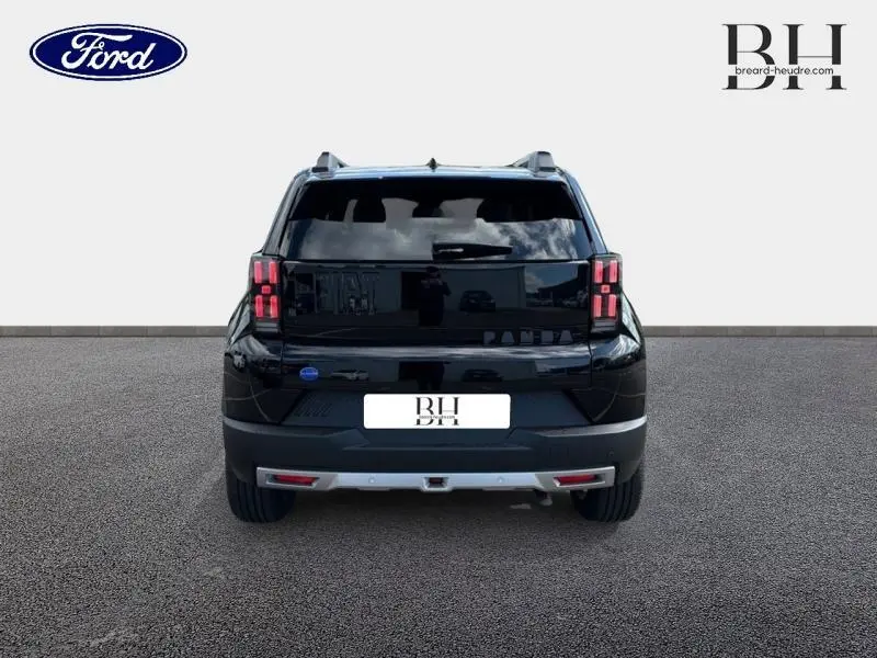 Vue arrière d'une FIAT Grande Panda 1.2 Hybrid Turbo 2025 en noir cinéma métallisé avec feux arrière LED distinctifs.