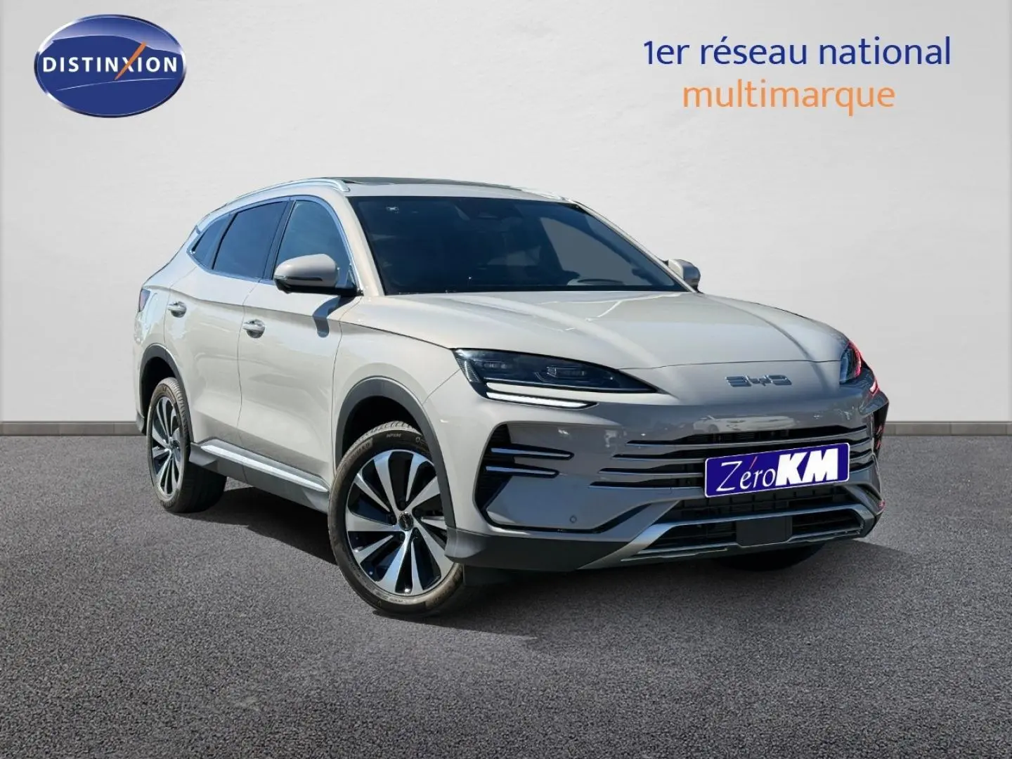 Vue 3/4 avant du SUV BYD SEAL U 2026 en Boundless Cloud métallisé avec jantes alu et calandre moderne.