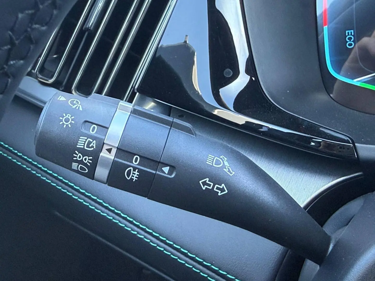 Gros plan sur la manette de clignotants et feux du tableau de bord intérieur du BYD SEAL U 2026.