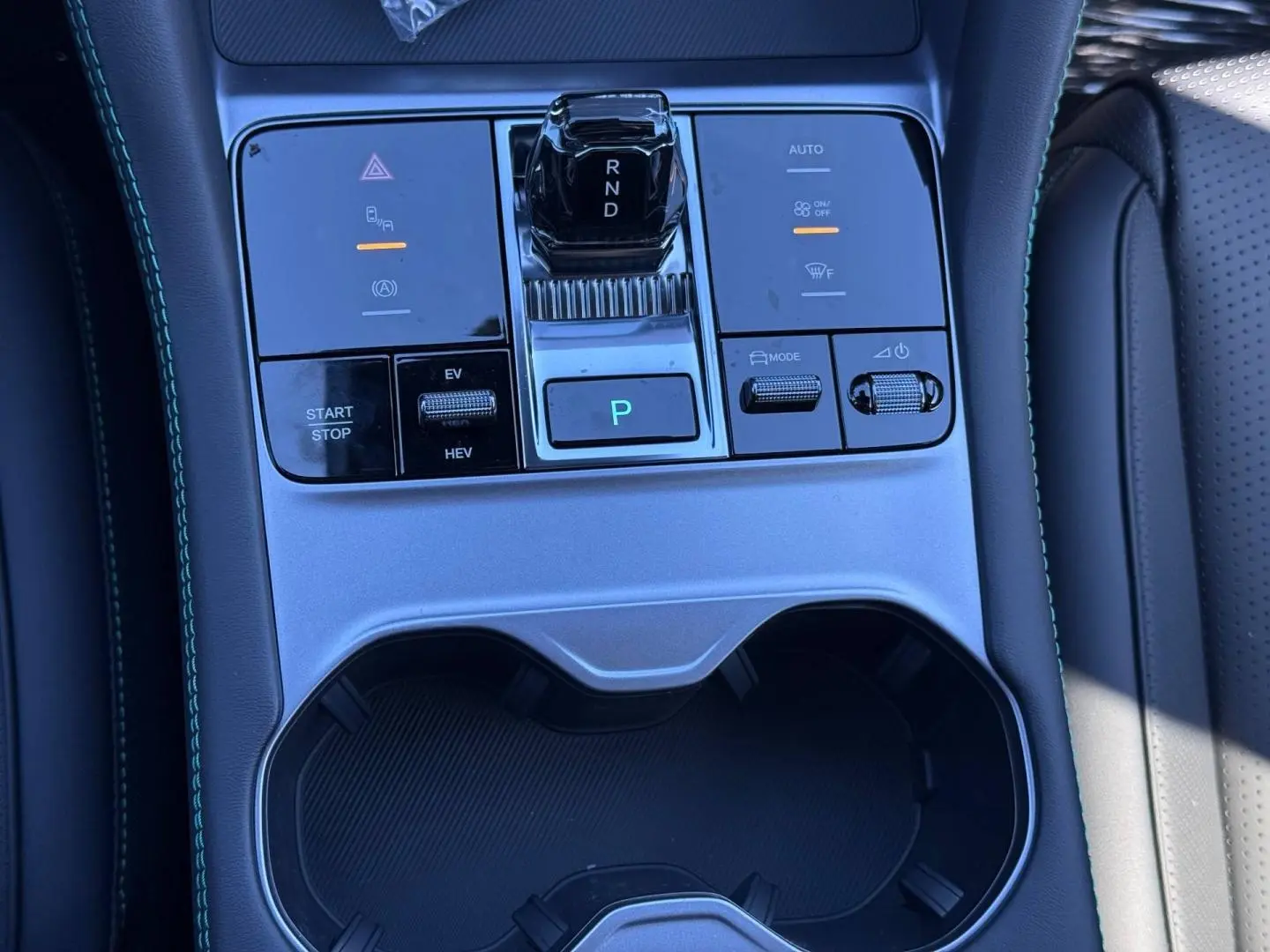 Vue rapprochée de la console centrale du BYD SEAL U 1.5 DM-i en Boundless Cloud, avec levier de vitesses et commandes tactiles.
