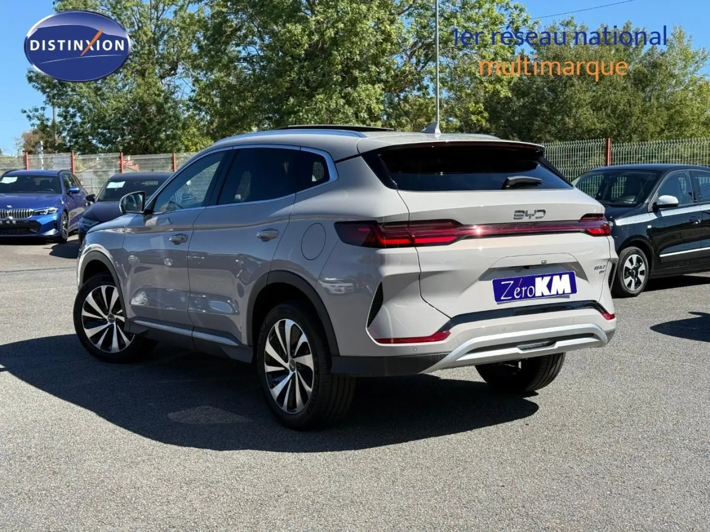 Vue 3/4 arrière droite du SUV BYD SEAL U 1.5 DM-i 218ch Boost en Boundless Cloud métallisé, avec feux arrière LED.