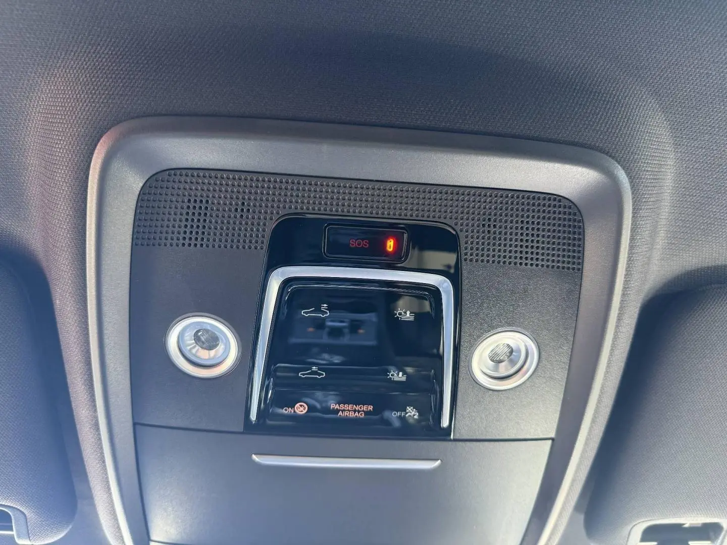 Vue en plongée sur la console de plafonnier noire avec commandes d’éclairage et indicateur SOS du BYD SEAL U 2026.