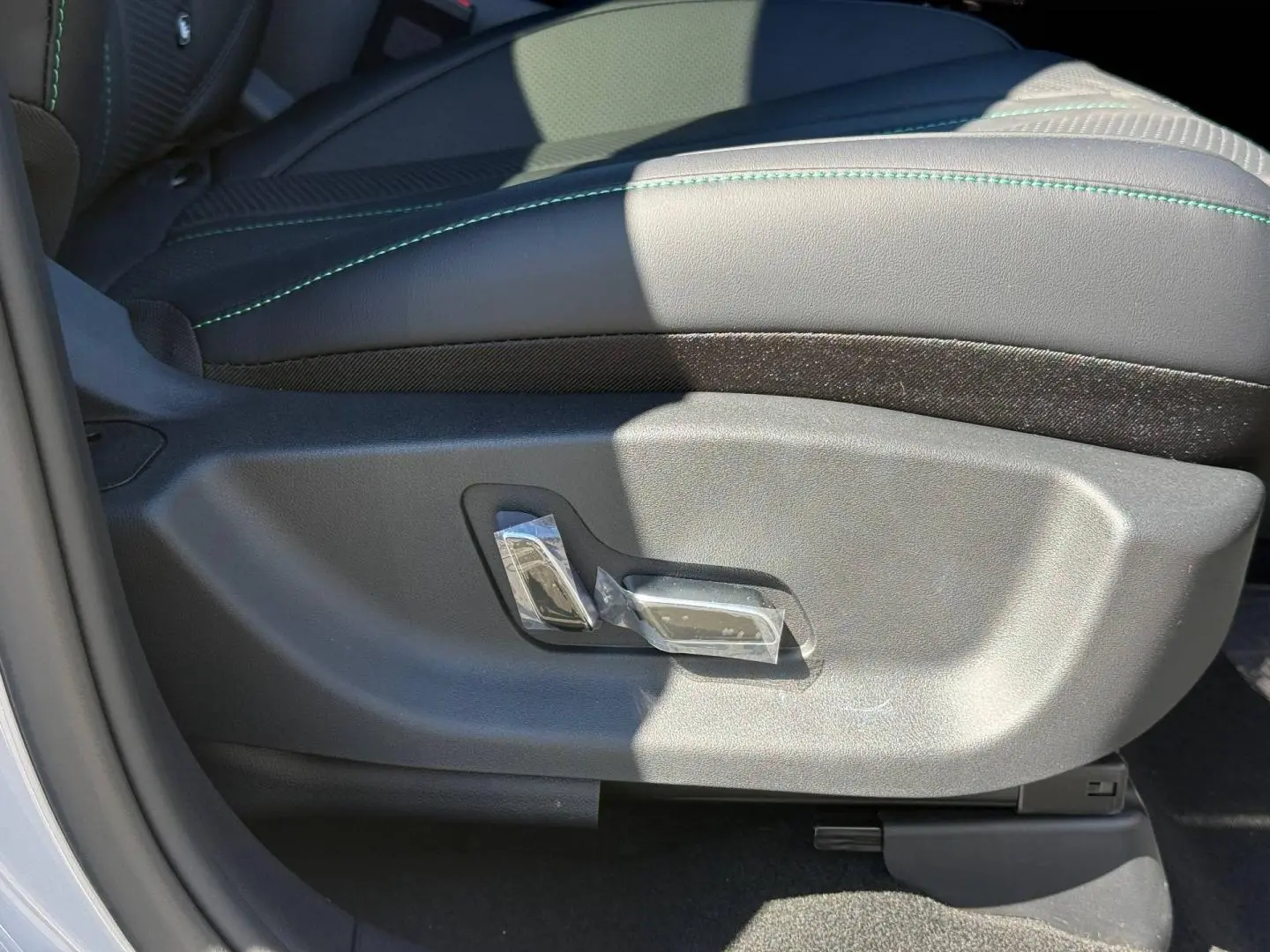 Détail des commandes électriques du siège avant côté gauche du BYD SEAL U 1.5 DM-i 218ch Boost gris métallisé.