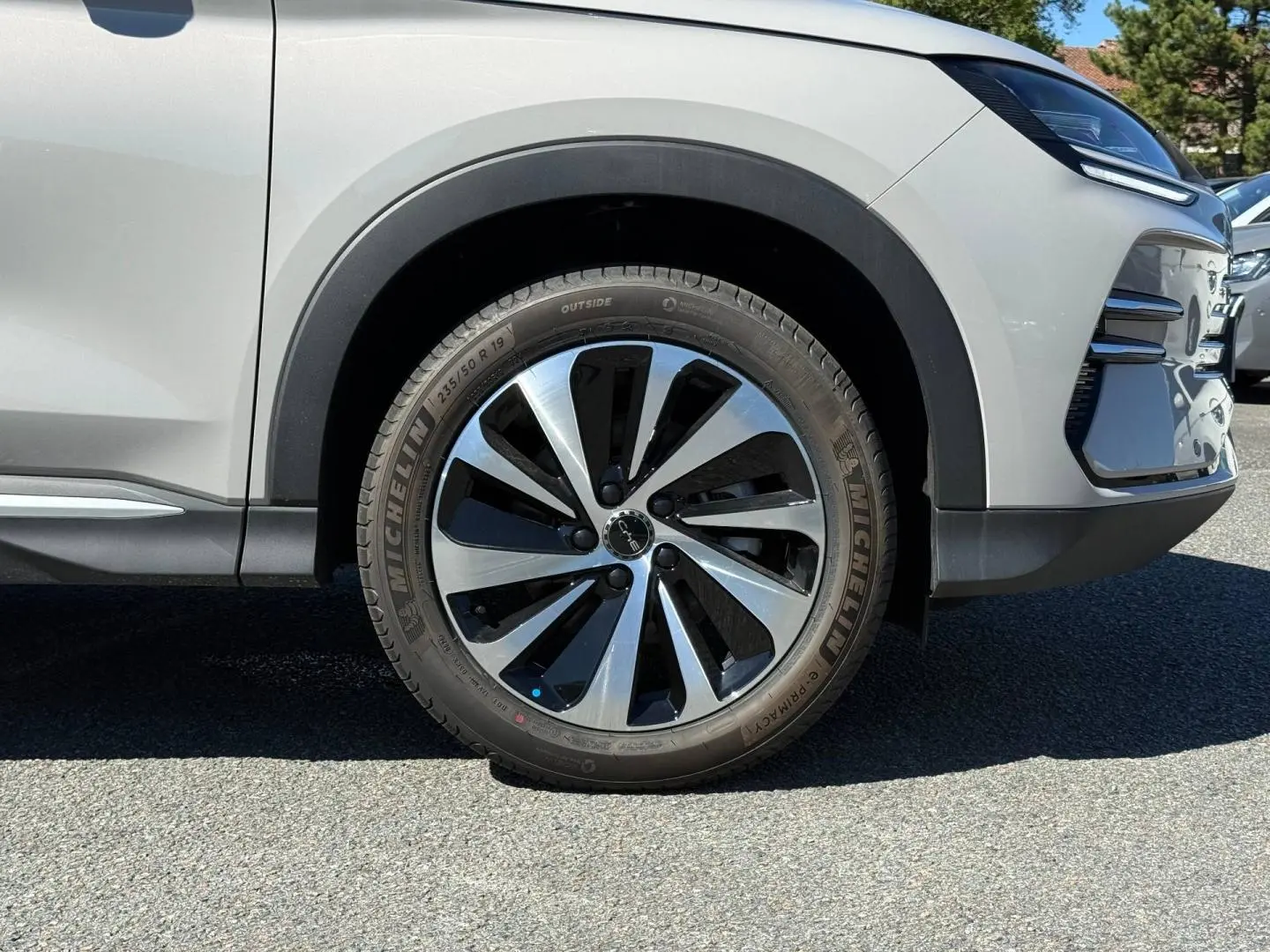 Gros plan sur la roue avant droite du BYD SEAL U 1.5 DM-i 218ch Boost en Boundless Cloud métallisé.