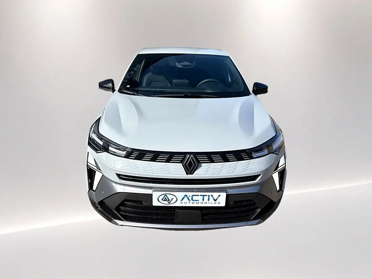 Vue frontale d'une Renault Symbioz gris rafale avec calandre noire et logo central marqué.