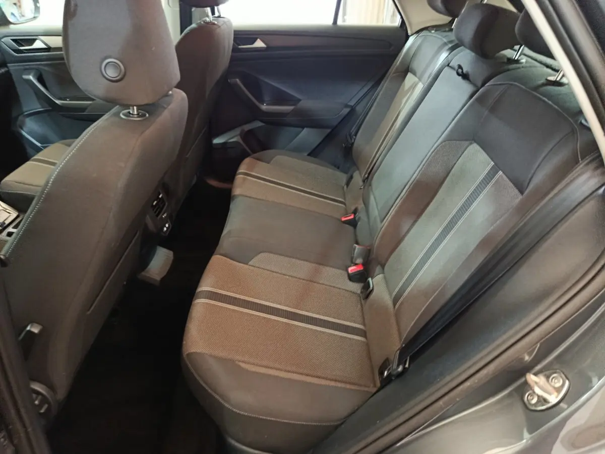 Vue intérieure côté droit sur la banquette arrière en tissu gris du Volkswagen T-Roc 1.0 TSI 110 Lounge Business 2021.
