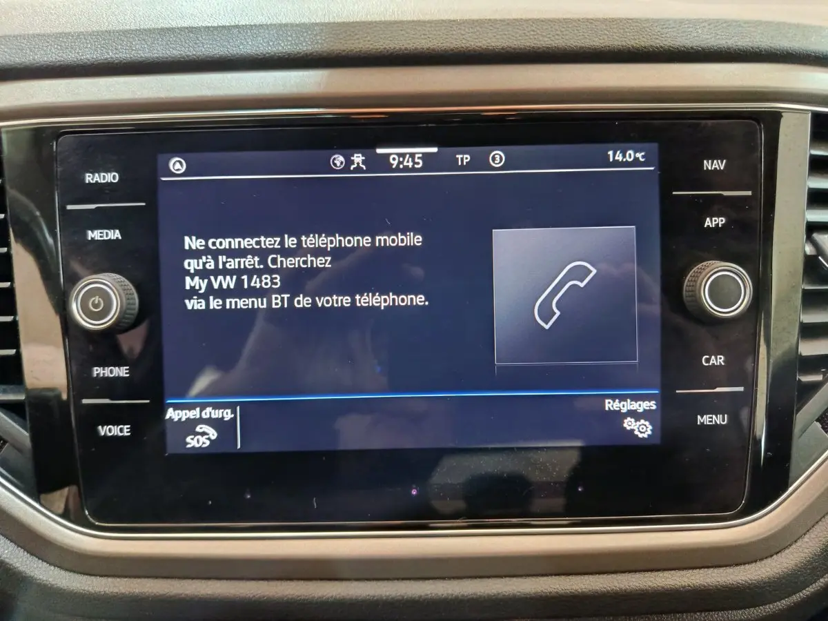 Écran tactile central du Volkswagen T-Roc 2021 affichant un message Bluetooth, entouré de commandes média et navigation.