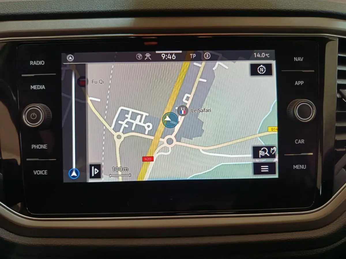 Écran tactile 8 pouces du système de navigation du Volkswagen T-ROC 2021 affichant une carte routière en intérieur.