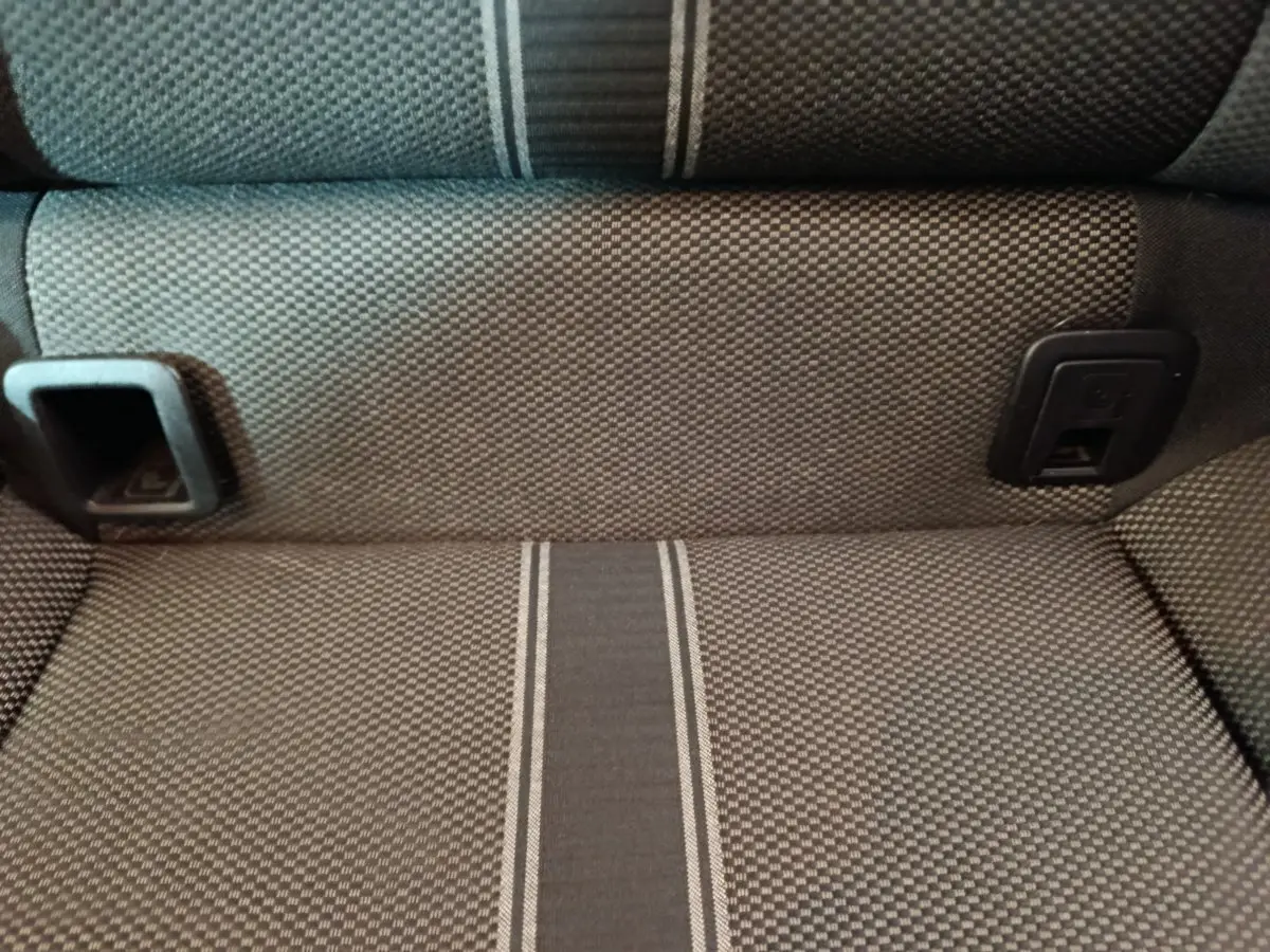 Gros plan sur la banquette arrière gris foncé du Volkswagen T-Roc 2021 avec fixation Isofix intégrée.
