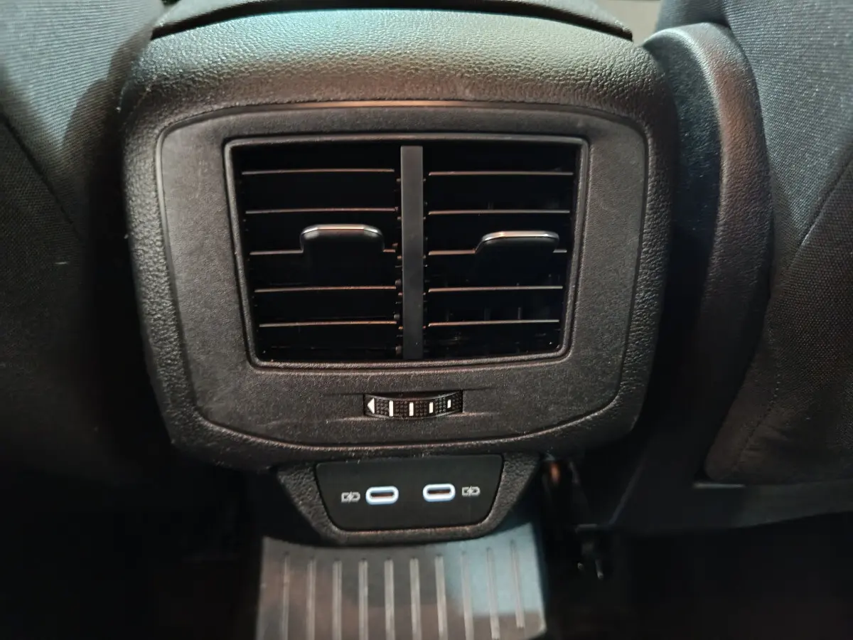 Vue rapprochée des aérateurs arrière noirs et des deux ports USB-C du Volkswagen T-Roc gris foncé 2021.