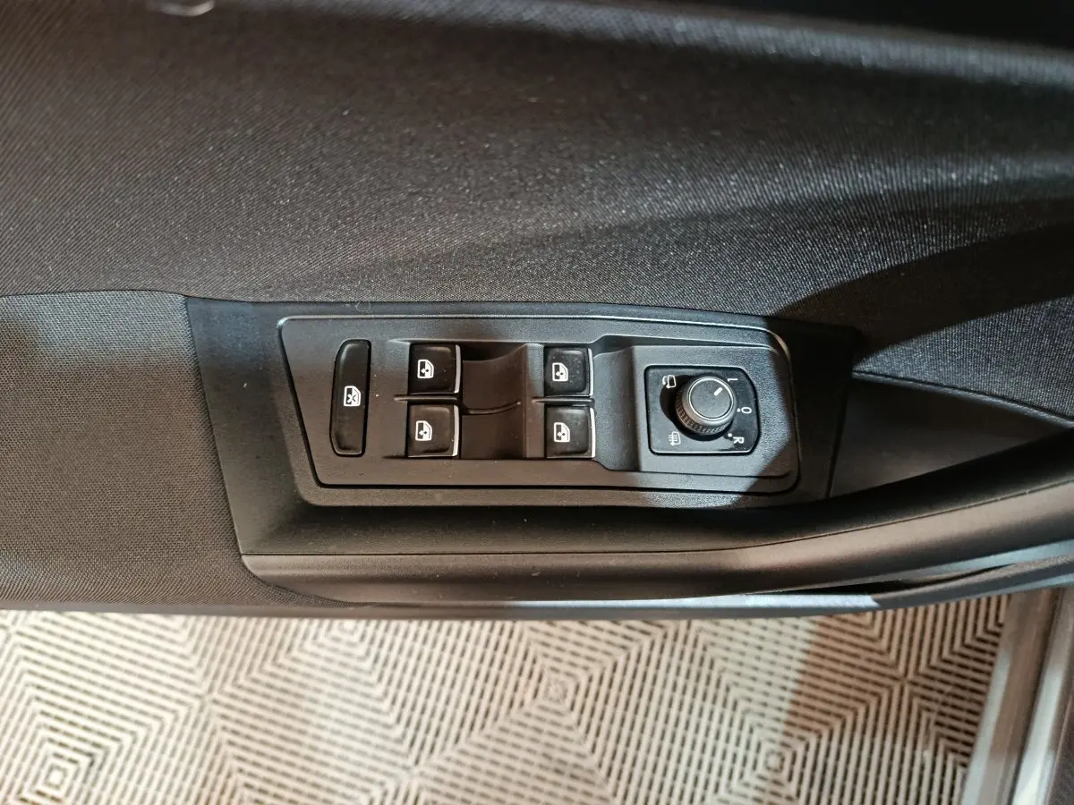 Commande des vitres et réglage des rétroviseurs sur la porte côté conducteur d’un Volkswagen T-Roc gris foncé 2021
