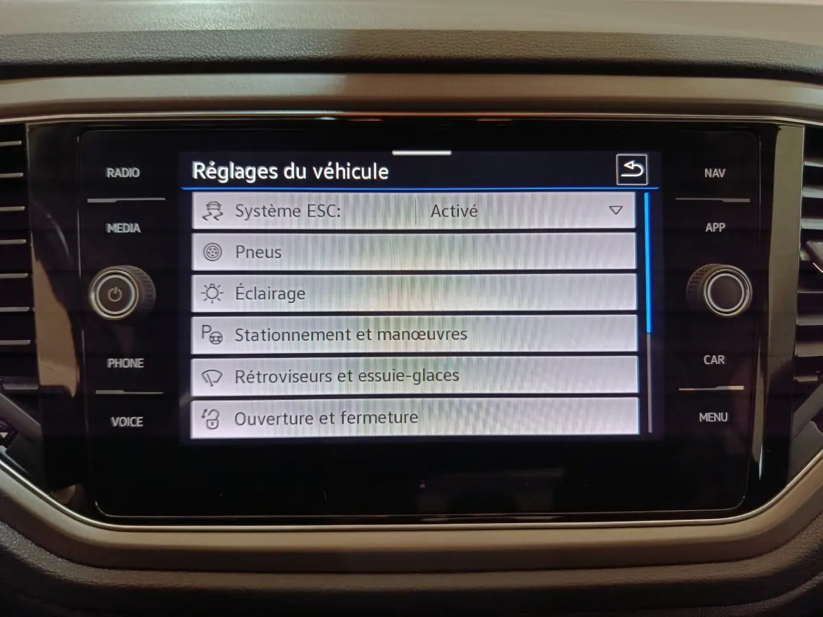 Écran tactile central du Volkswagen T-Roc 1.0 TSI 110 Lounge Business affichant les réglages du véhicule.