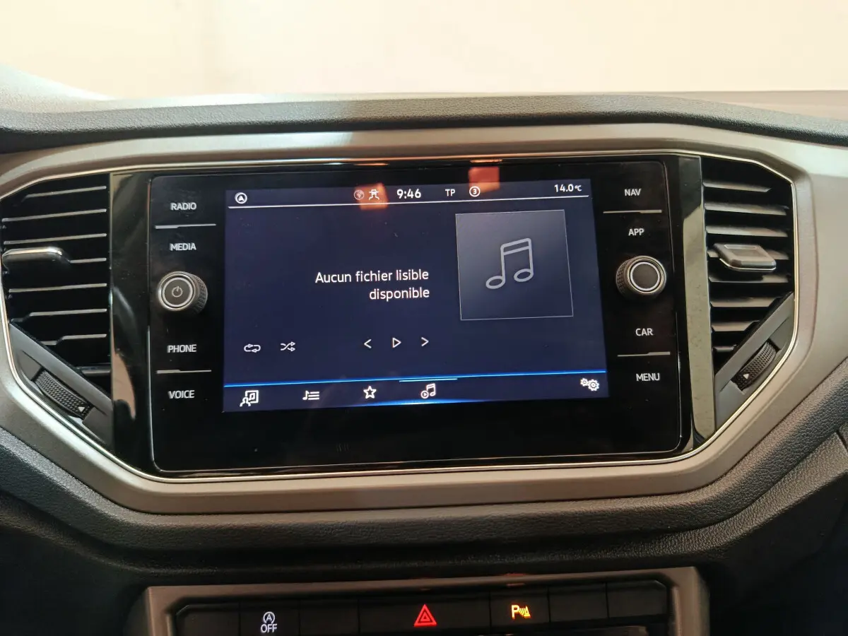 Écran tactile central du tableau de bord du Volkswagen T-Roc gris foncé, affichant un message de musique indisponible.
