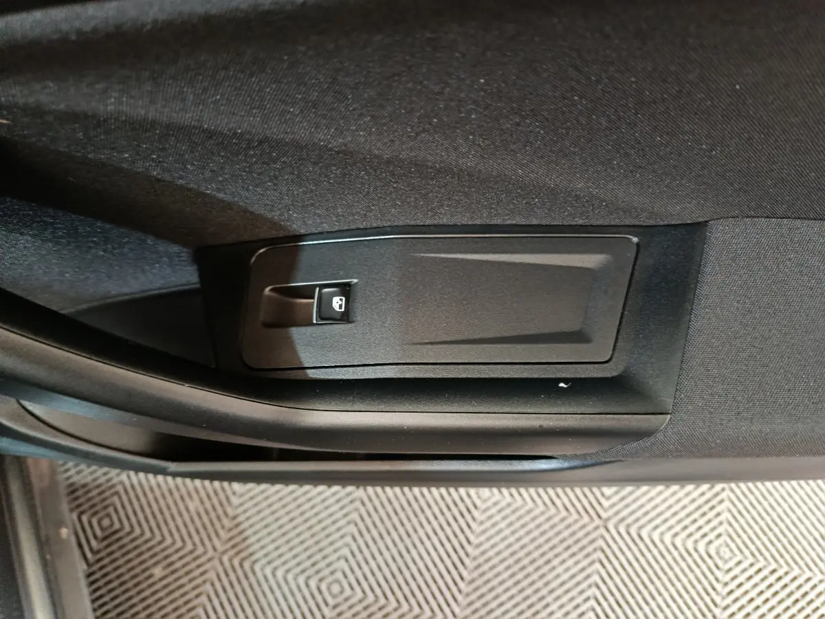 Détail de la commande de verrouillage sur la porte intérieure côté gauche du Volkswagen T-Roc gris foncé 2021.