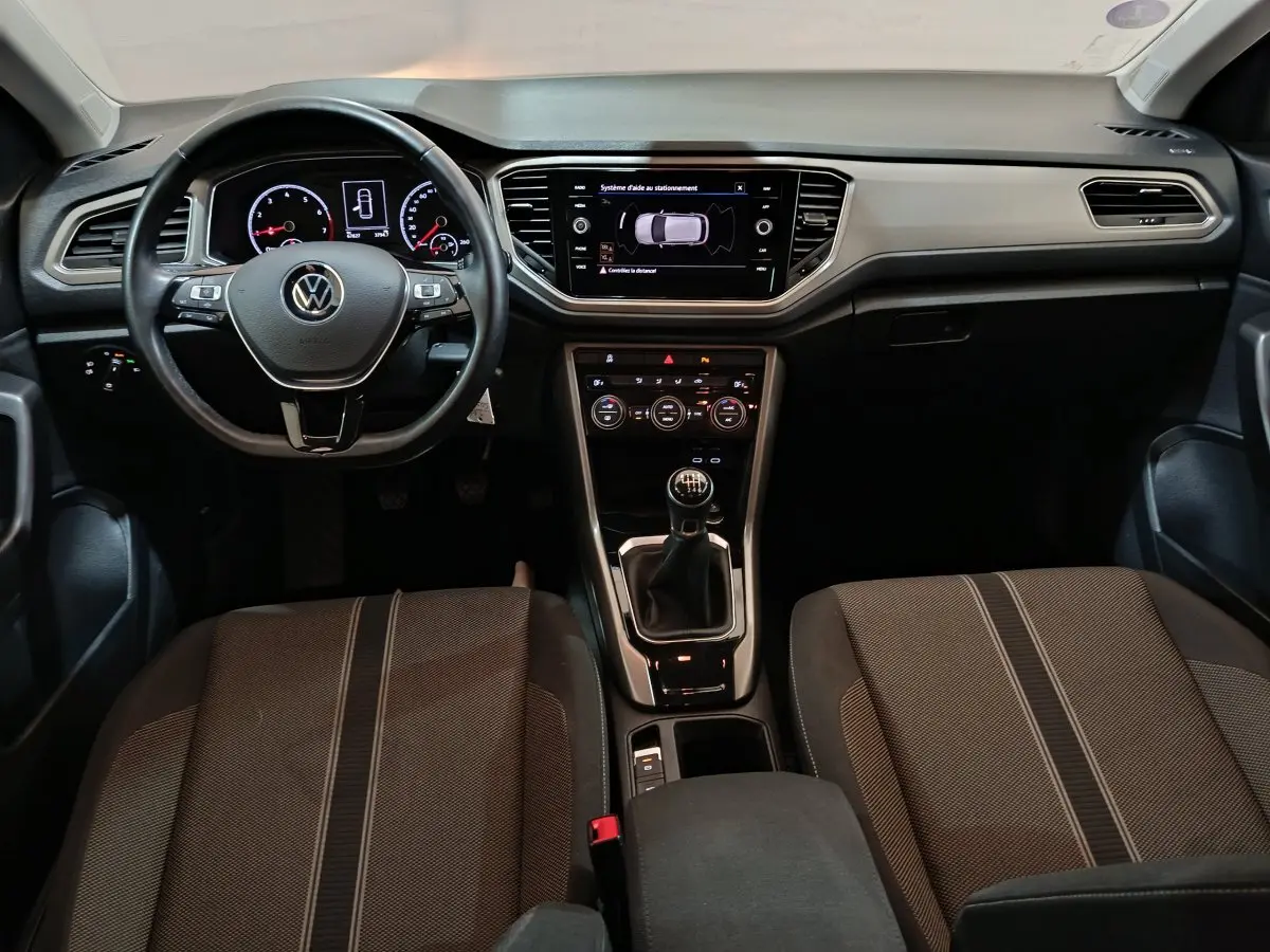 Intérieur du Volkswagen T-Roc 1.0 TSI 110 Lounge Business 2021, tableau de bord et volant cuir en vue frontale.