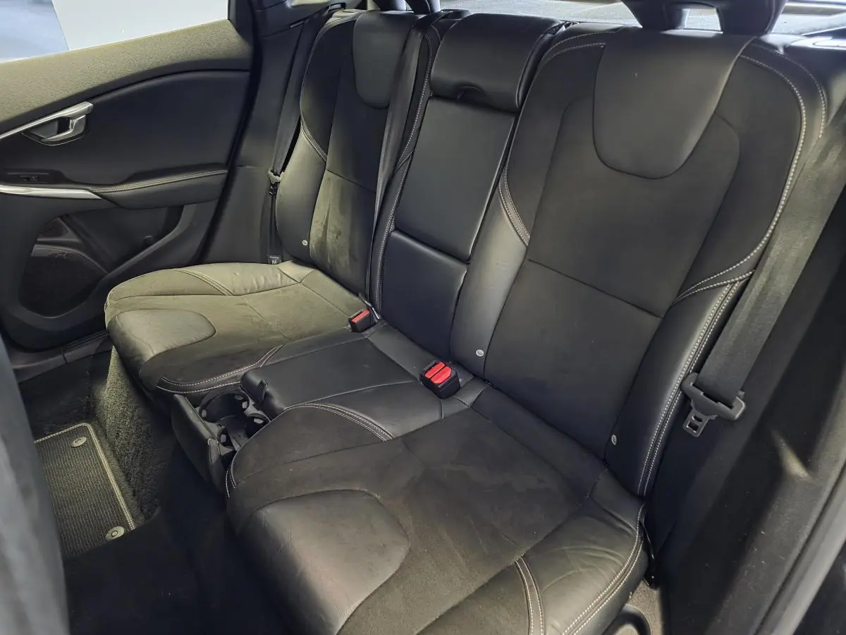 Vue intérieure côté gauche des sièges arrière en cuir noir avec surpiqûres beiges d'une Volvo V40 D2 R-Design 2019.