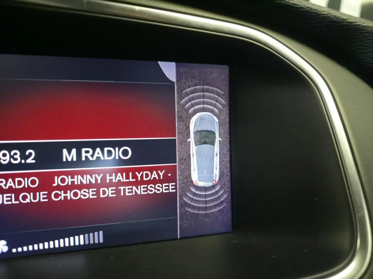 Affichage intérieur du système de radar de stationnement d'une Volvo V40 D2 R-Design 2019, vue écran tableau de bord.