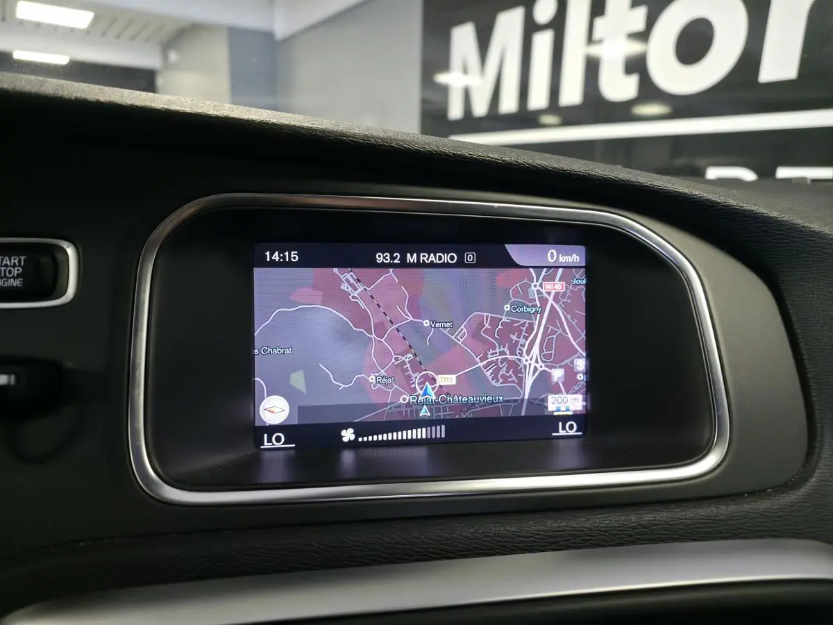 Écran tactile central affichant la navigation GPS dans l'habitacle noir d'une Volvo V40 D2 R-Design 2019.