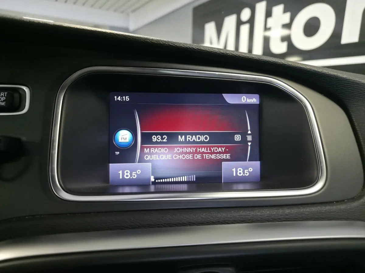 Écran central de la Volvo V40 R-Design 2019 affichant la radio FM et la température intérieure à 18,5°C.