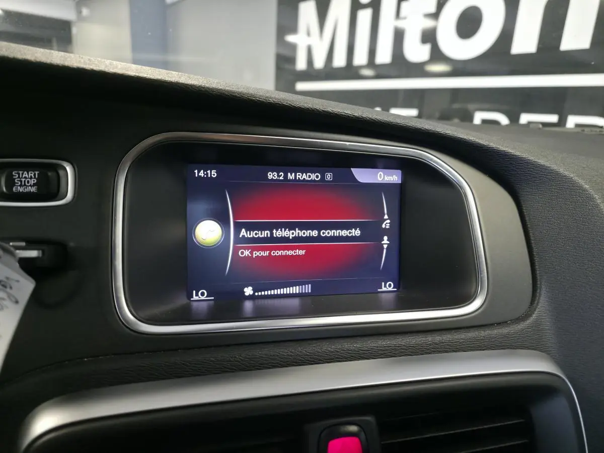 Écran central tactile du tableau de bord de la Volvo V40 D2 R-Design 2019 affichant l'interface de connexion téléphone.