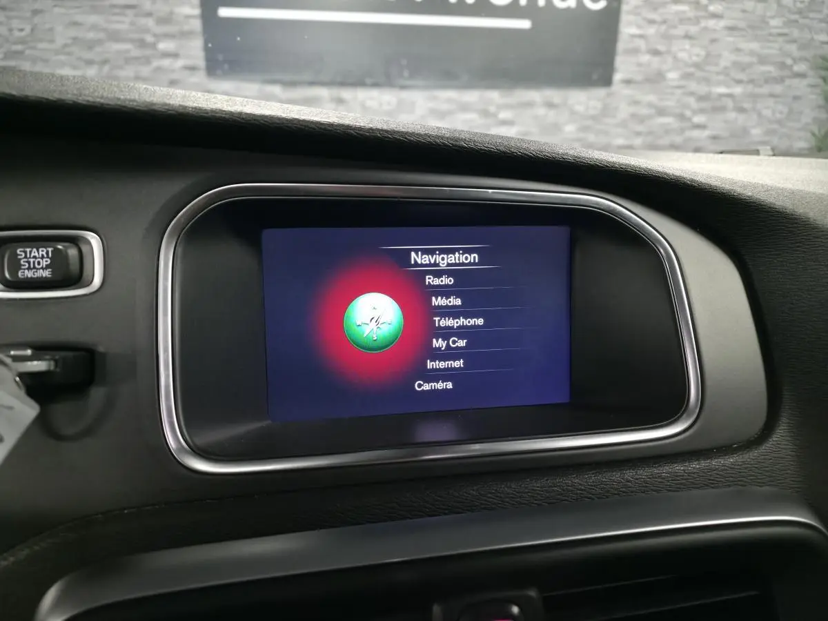 Écran central du système Sensus Navigation de la Volvo V40 D2 R-Design 2019, avec bouton Start/Stop visible.