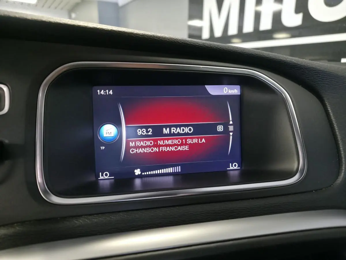 Écran central du système Sensus Navigation de la Volvo V40 D2 R-Design affichant la radio FM M Radio