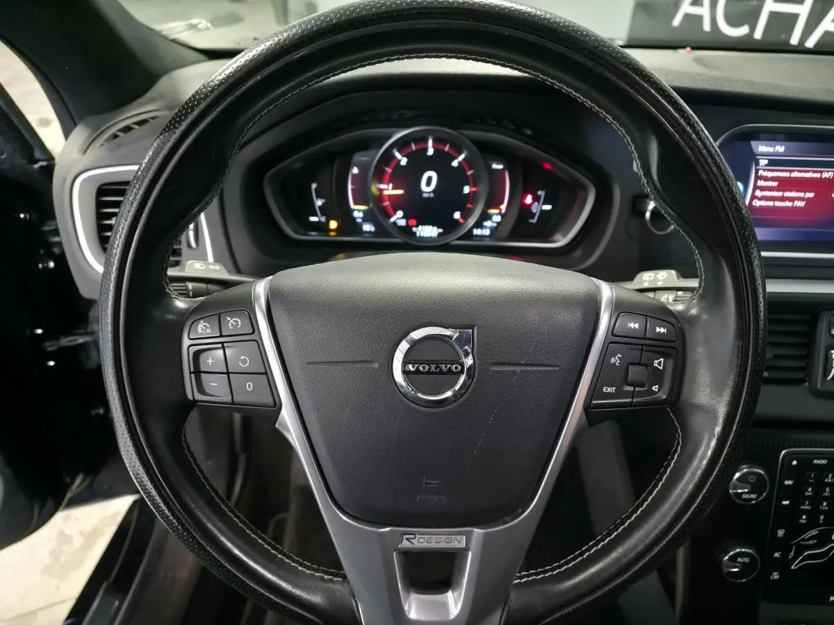 Vue rapprochée du volant cuir perforé noir avec logo Volvo et badge R-Design sur Volvo V40 D2 2019.
