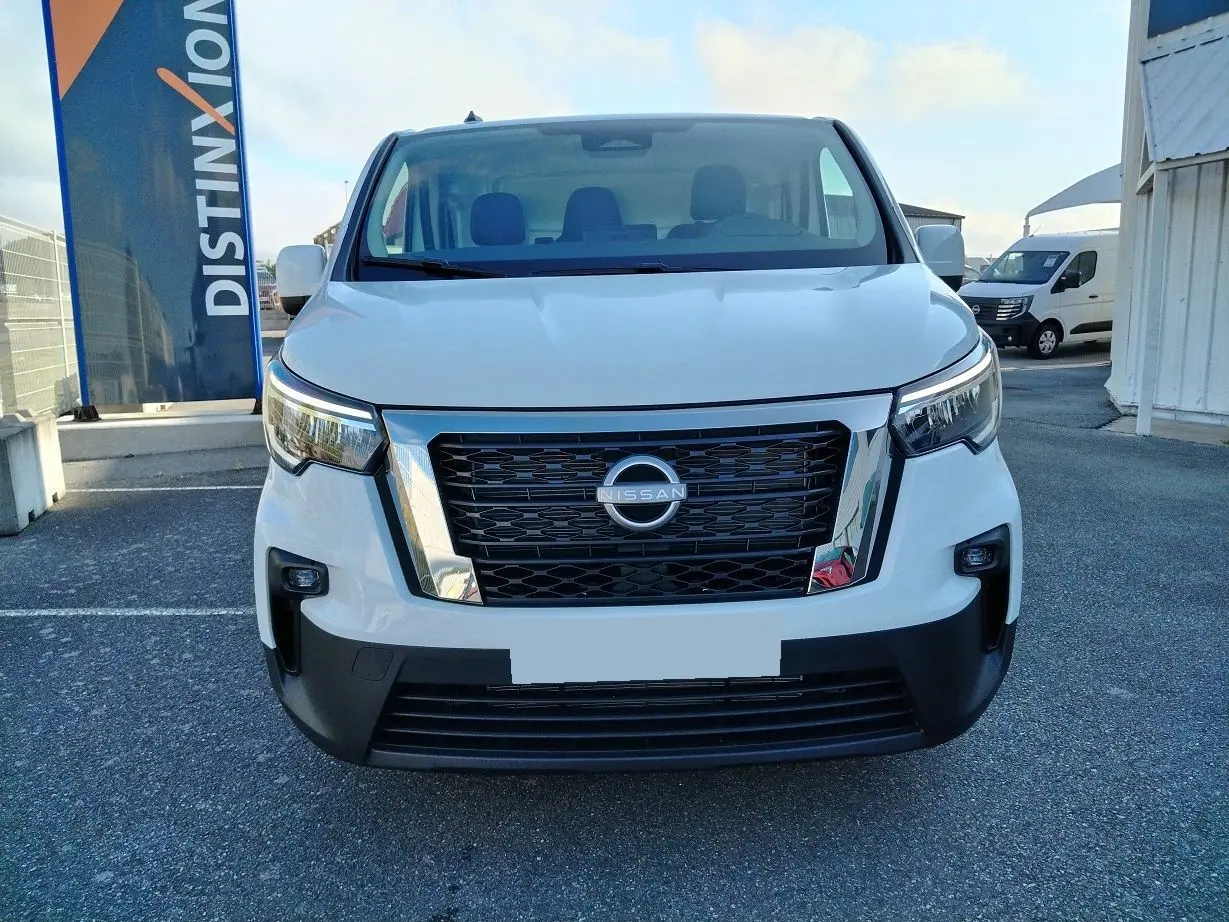 Vue de face d'un utilitaire blanc Nissan Primastar 2025 avec calandre noire et détails chromés.