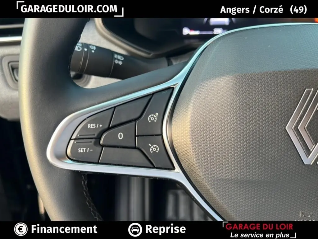 Gros plan sur la partie gauche du volant cuir synthétique noir de la Renault Clio 2025 avec commandes multifonctions.