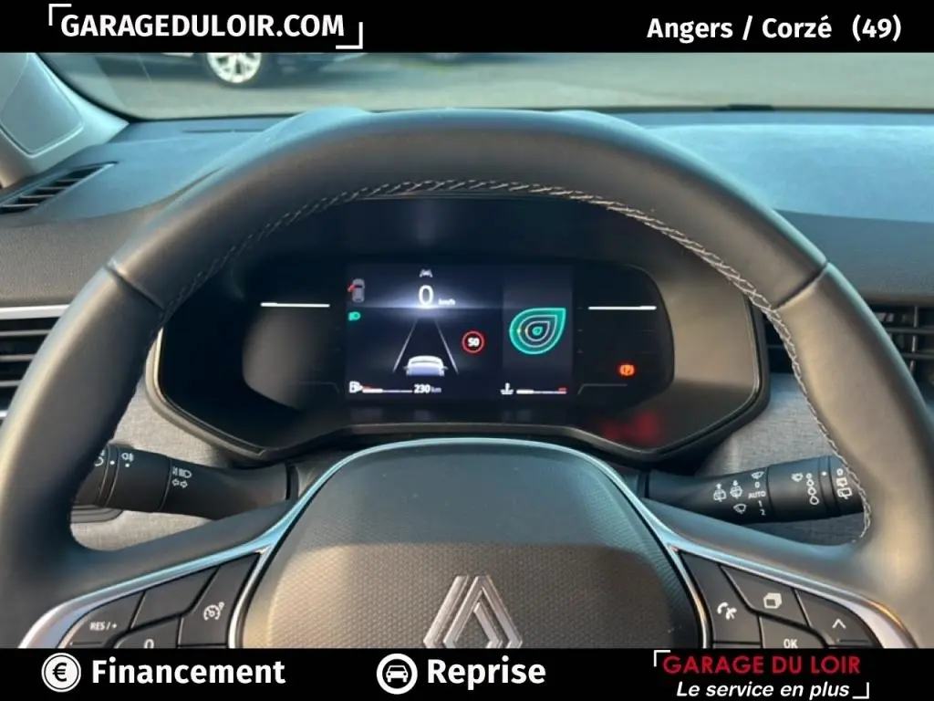 Vue rapprochée du volant cuir synthétique et du combiné numérique 7 pouces de la Renault Clio noire 2025.