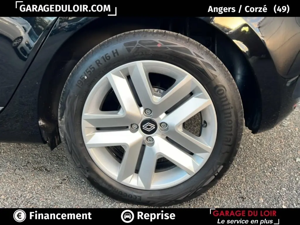 Gros plan sur la roue avant droite d’une Renault Clio noire, jante alliage argentée avec logo Renault central.