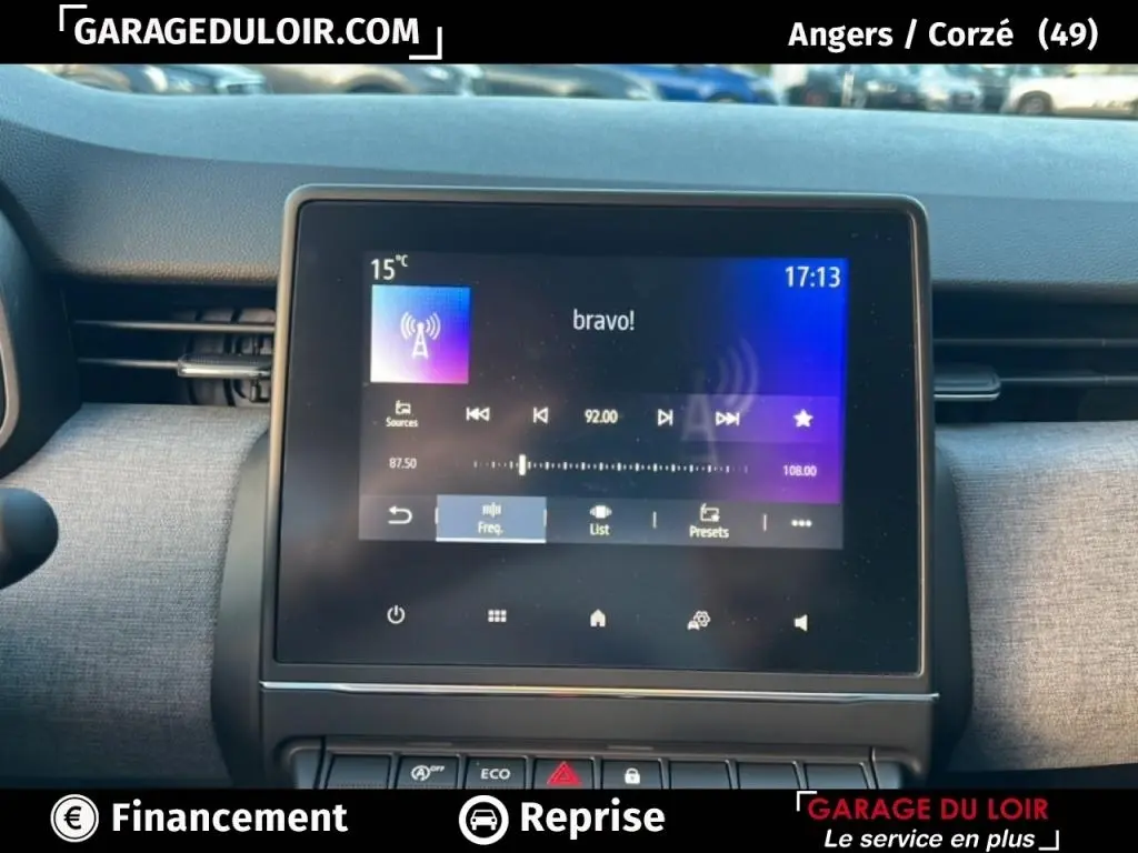 Écran tactile central de la Renault Clio noir, affichant la radio avec l'heure 17:13, vue intérieure frontale.