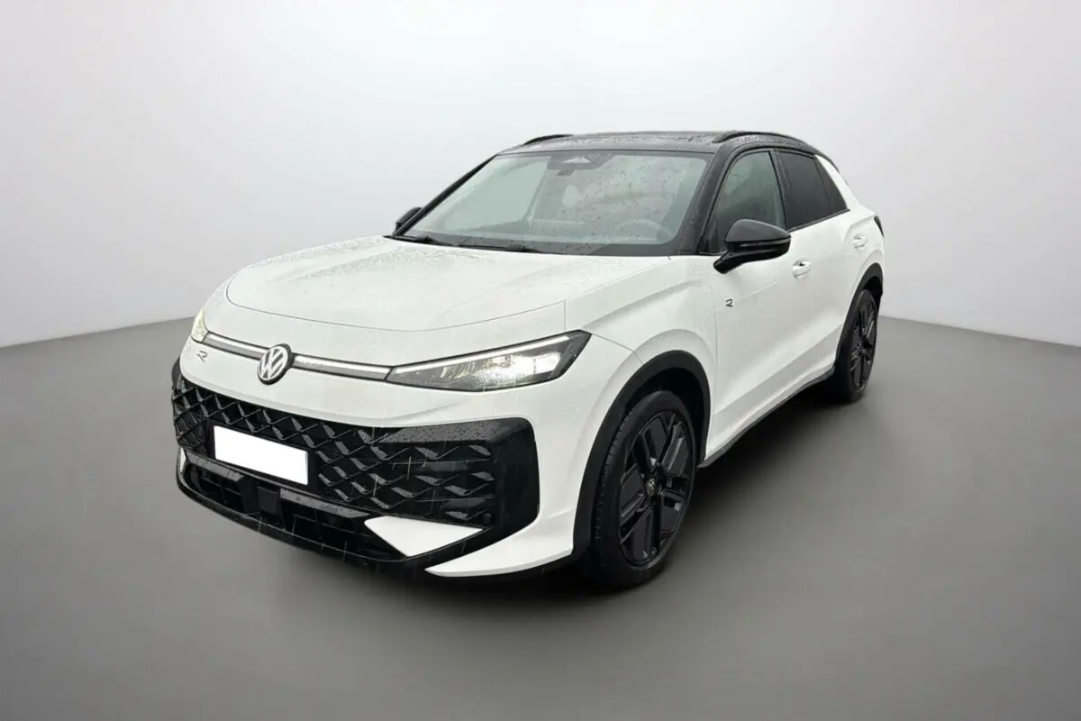 Volkswagen T-Roc blanc toit noir en 3/4 avant droit avec jantes noires et calandre R-Line marquée.