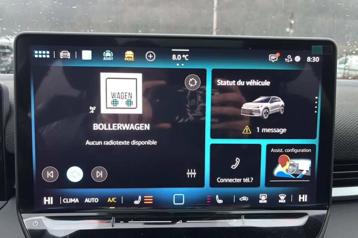 Écran tactile central du Volkswagen T-Roc 2026 affichant le statut véhicule et commandes multimédia, intérieur noir.