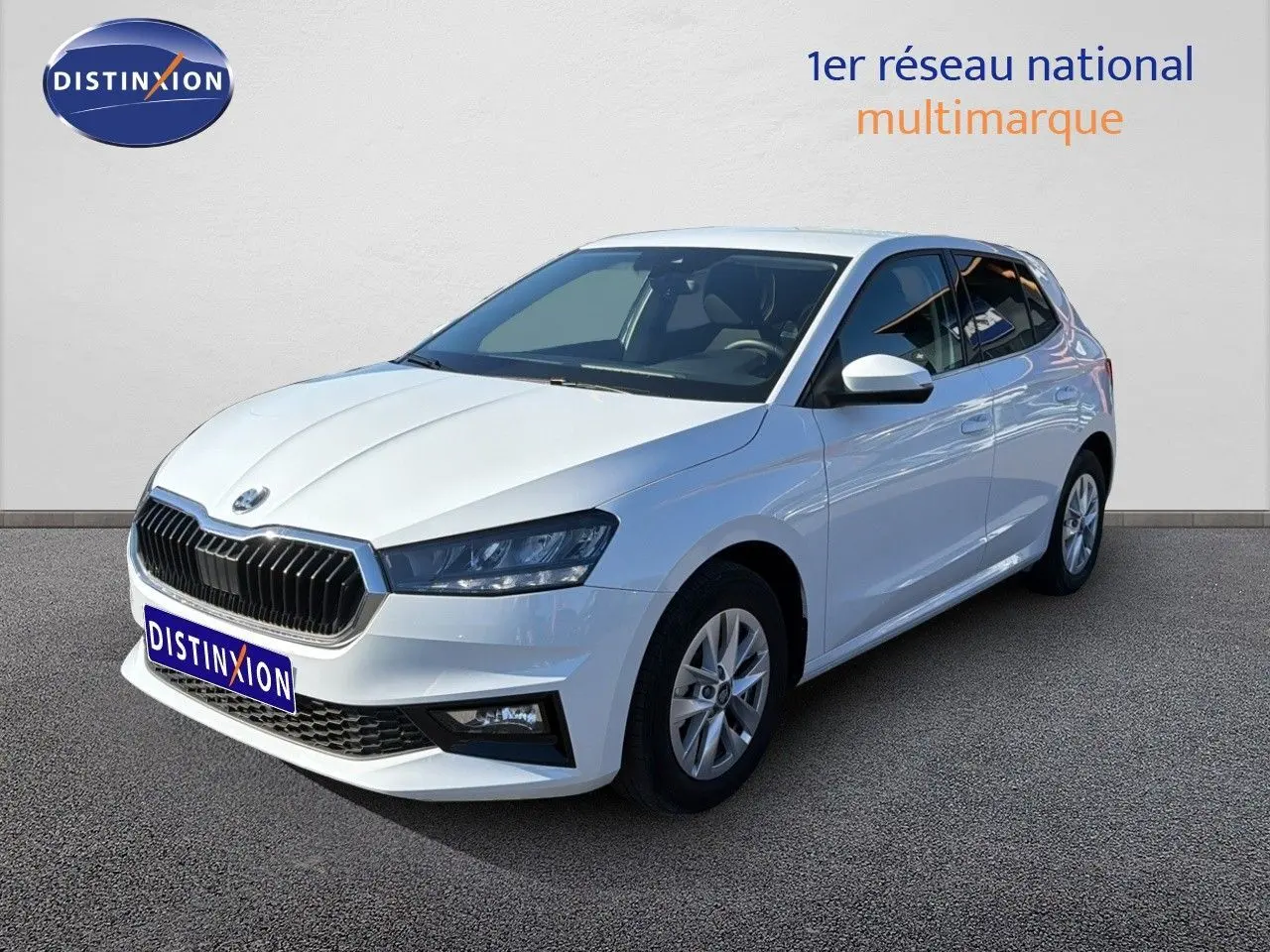 Vue 3/4 avant droite d'une Skoda Fabia 2025 gris graphite métallisé avec calandre noire et jantes argentées.