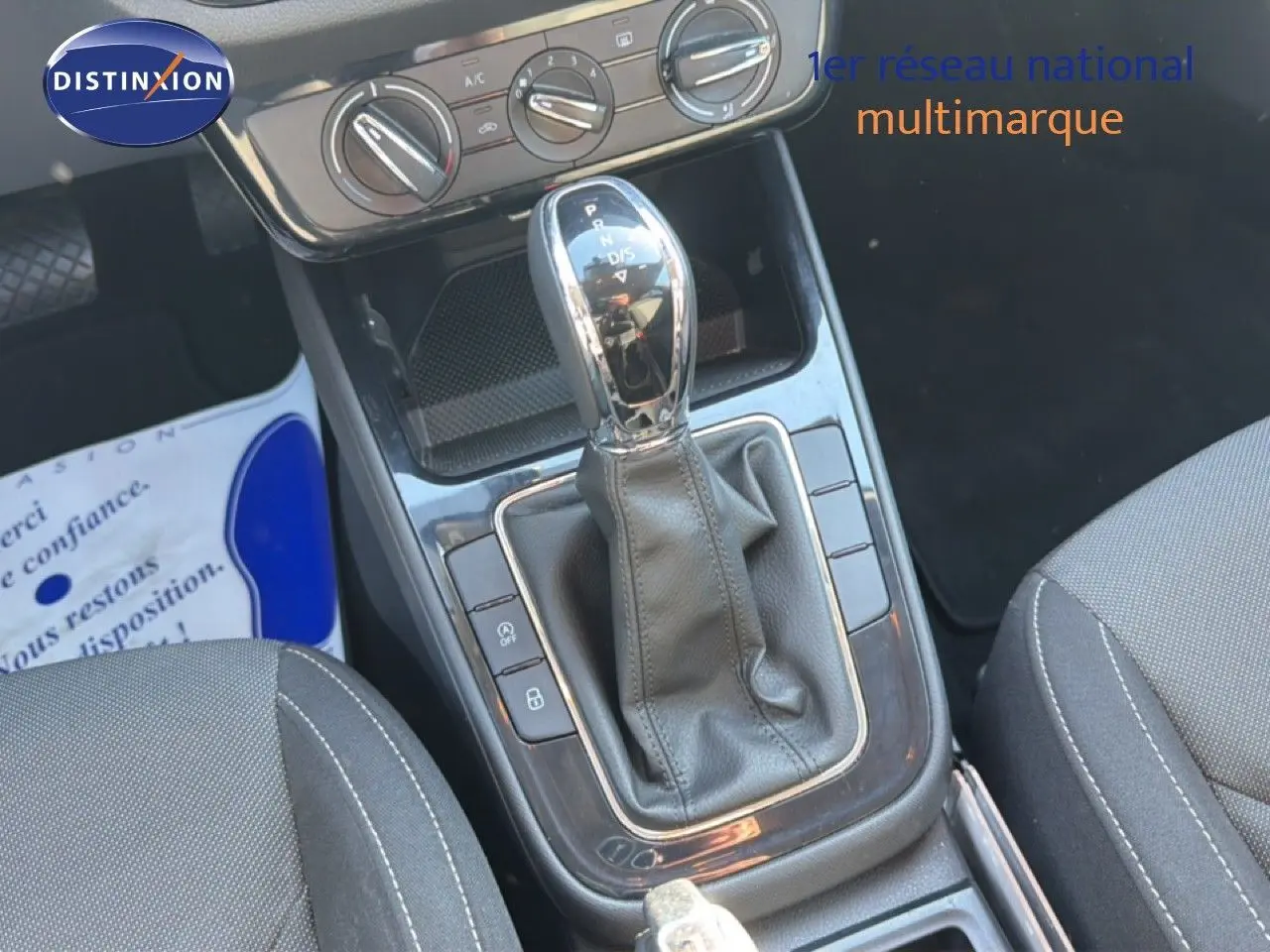 Gros plan sur la commande de boîte automatique gris graphite et les réglages de climatisation d'une Skoda Fabia 2025.