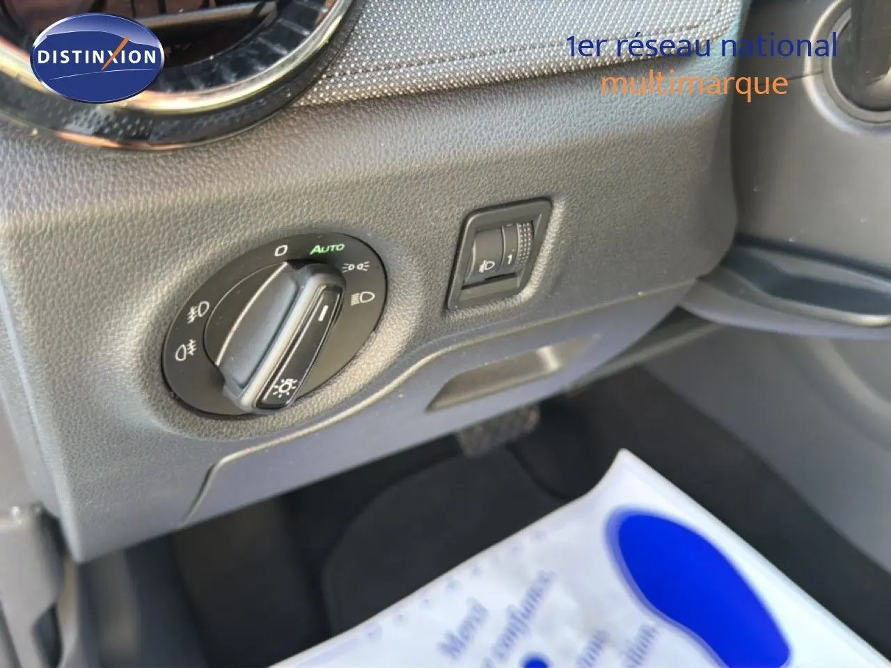 Affichage numérique du tableau de bord de la Skoda Fabia 2025, avec informations vitesse, température et autonomie.