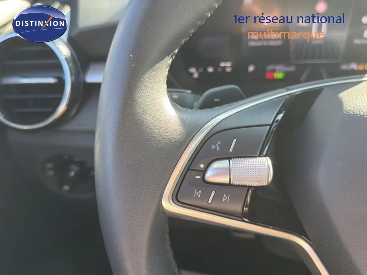 Gros plan sur la partie droite du volant en cuir noir de la Skoda Fabia 2025 avec commandes multifonctions intégrées.