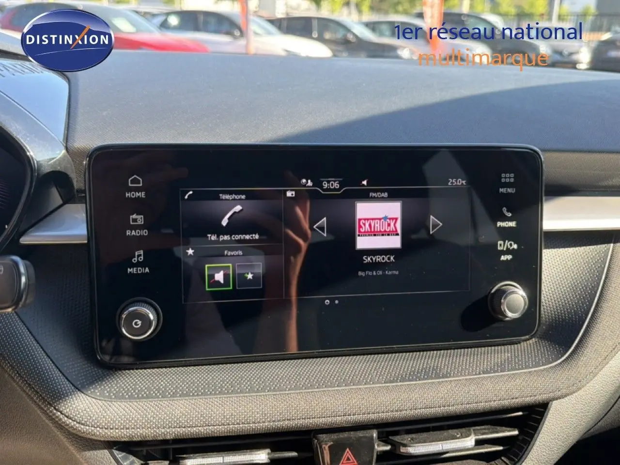 Gros plan sur les commandes des vitres électriques et rétroviseurs côté conducteur d'une Skoda Fabia gris graphite.