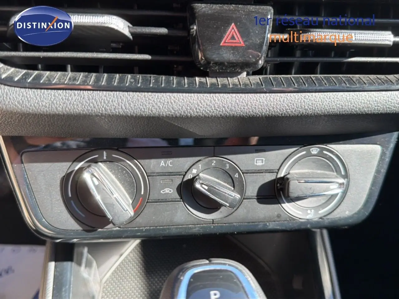 Gros plan sur deux ports USB-C intégrés dans la console centrale d'une Skoda Fabia gris graphite.