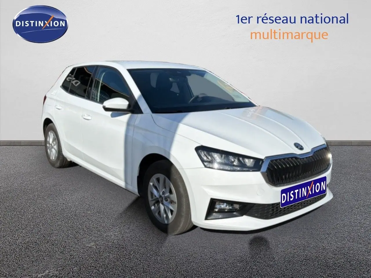 SKODA FABIA gris graphite métal vue 3/4 avant droit, calandre noire et jantes argentées visibles.