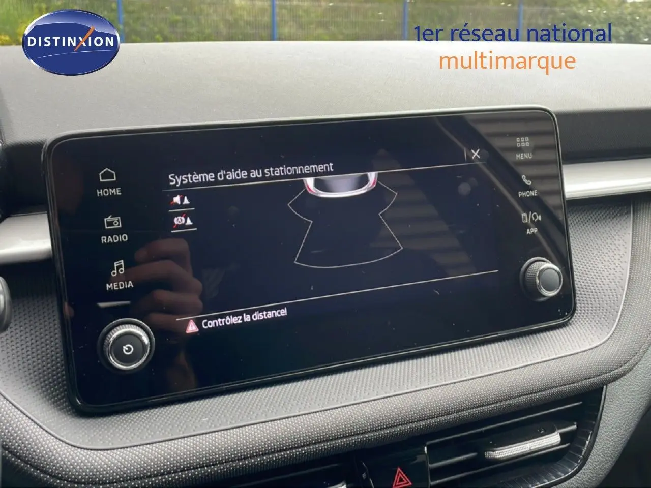 Écran tactile du système d'aide au stationnement dans l'habitacle d'une Skoda Fabia gris graphite, vue de face.