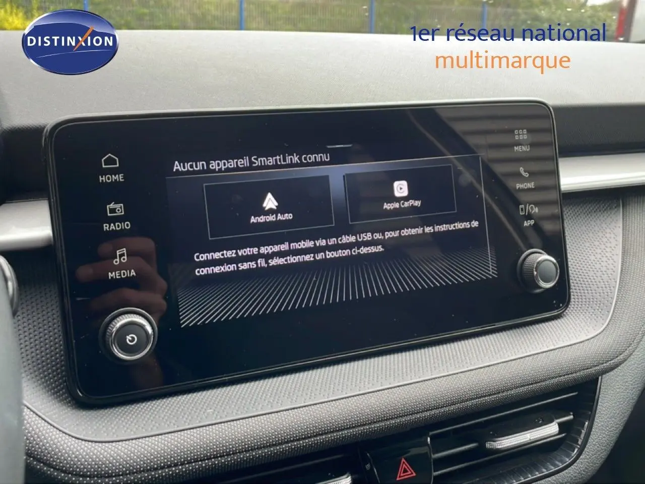 Écran tactile central du tableau de bord de la Skoda Fabia 2025 en gros plan, affichant les options Android Auto et Apple CarPlay.