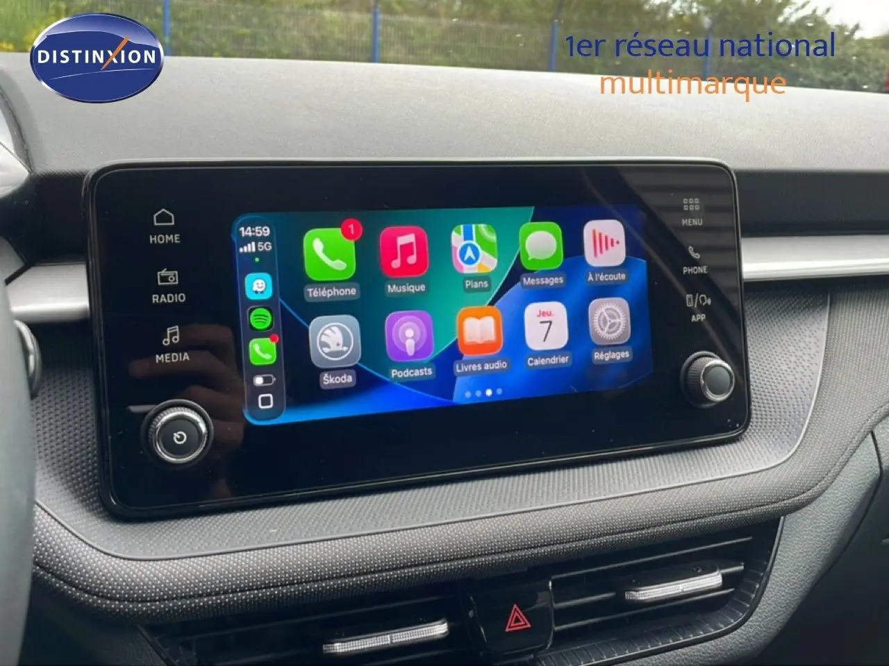 Écran tactile central du tableau de bord de la Skoda Fabia 2025 en gris graphite, affichant l'interface multimédia.