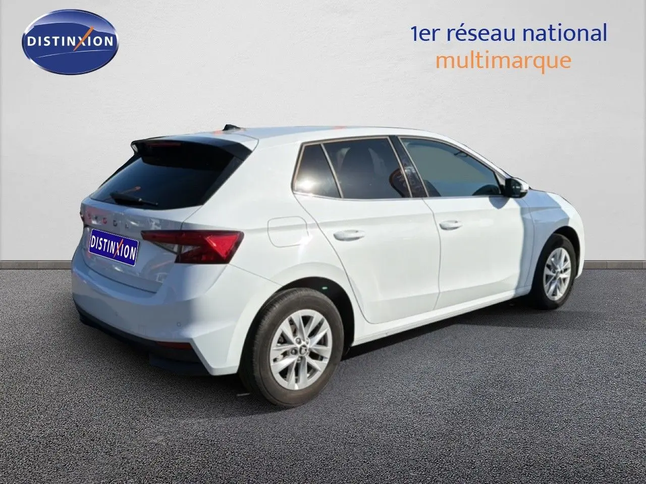 Vue 3/4 arrière droite d'une Skoda Fabia 2025 gris graphite métallisé avec jantes alliage et vitres teintées.