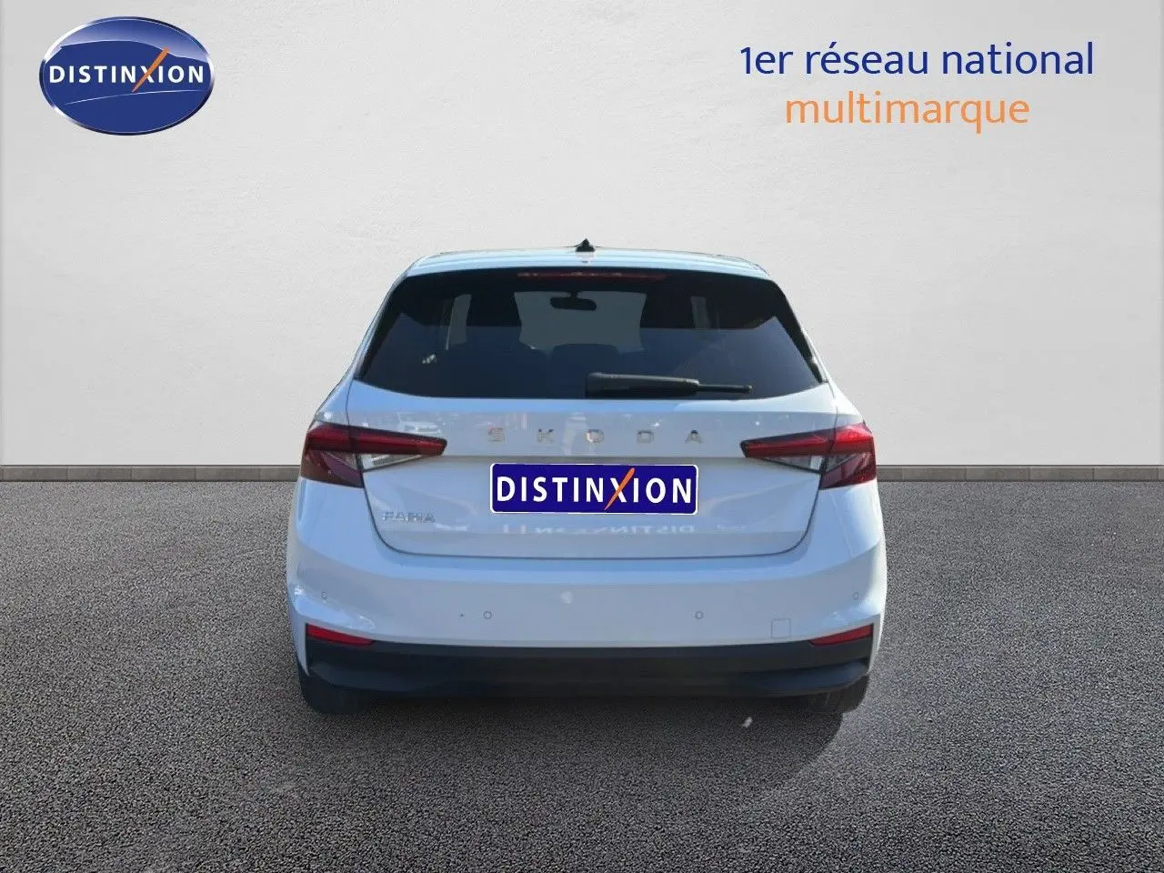 Vue arrière d'une Skoda Fabia gris graphite métal 2025 avec feux LED et hayon fermé sur fond neutre.
