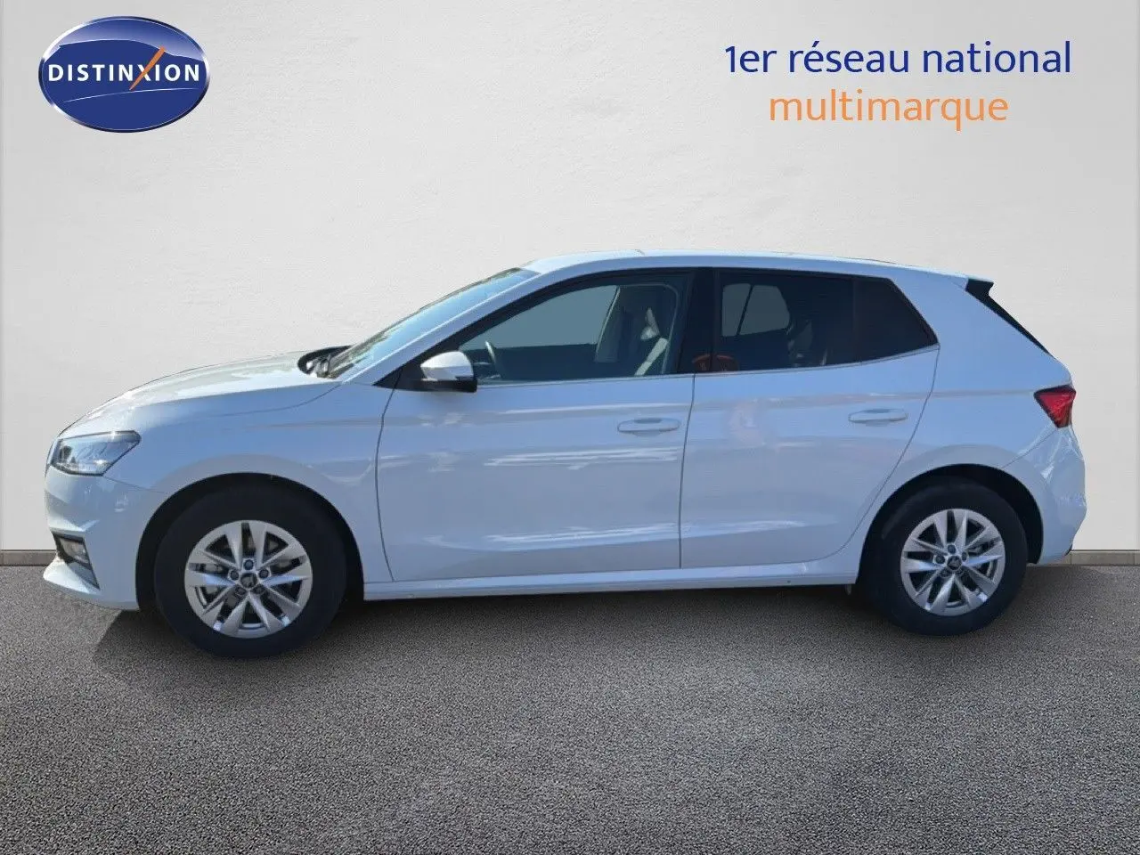 Profil droit d'une Skoda Fabia 2025 gris graphite métal, compacte avec jantes alliage et vitres teintées.